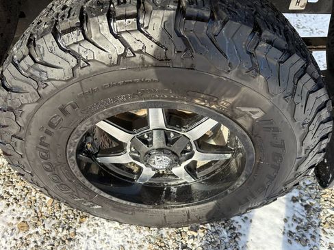 Used 2018 Toyota Tacoma SR5 w/ SR5 Appearance Package (SM) image 17