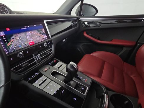 Used 2024 Porsche Macan AWD/4WD image 25