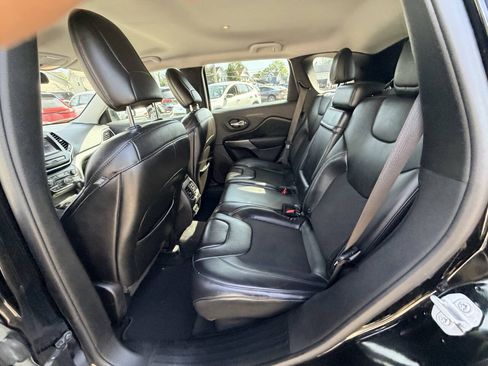 Used 2019 Jeep Cherokee Latitude Plus w/ Cold Weather Group AWD/4WD image 47