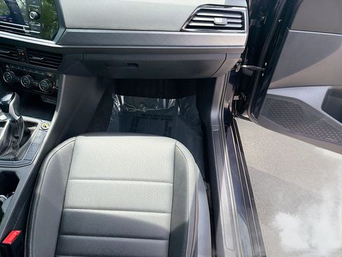Used 2024 Volkswagen Jetta SE w/ Panoramic Sunroof Package FWD image 16