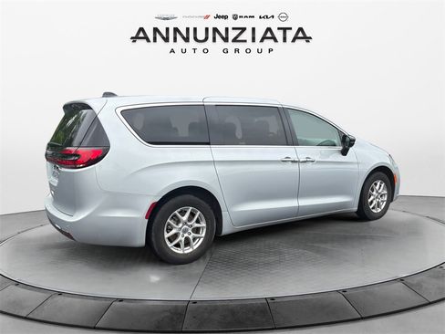 Used 2024 Chrysler Pacifica Touring-L image 5