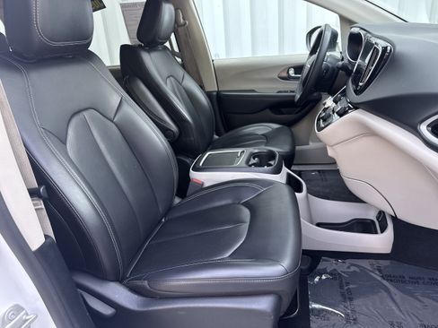Used 2023 Chrysler Pacifica Touring-L FWD image 15