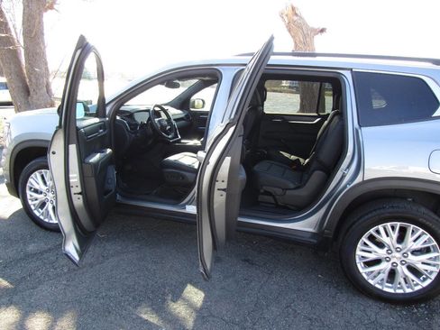 Used 2025 GMC Acadia Elevation w/ Elevation Premium Package image 24