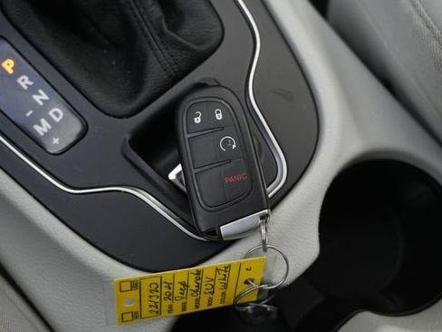 Used 2021 Jeep Cherokee Latitude Plus AWD/4WD image 54