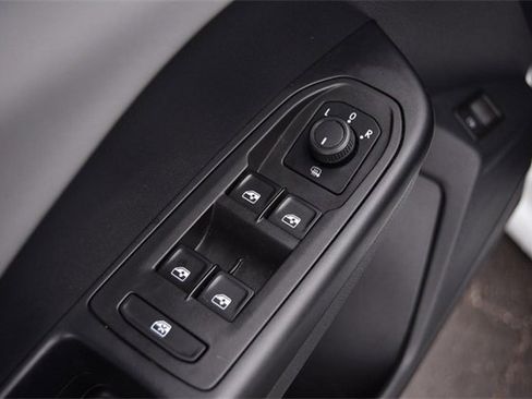 Used 2023 Volkswagen Taos SE w/ Panoramic Sunroof Package image 8