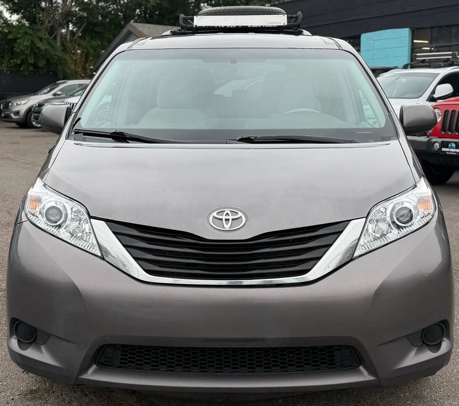 Used 2013 Toyota Sienna LE w/ Towing Pkg AWD/4WD image 8