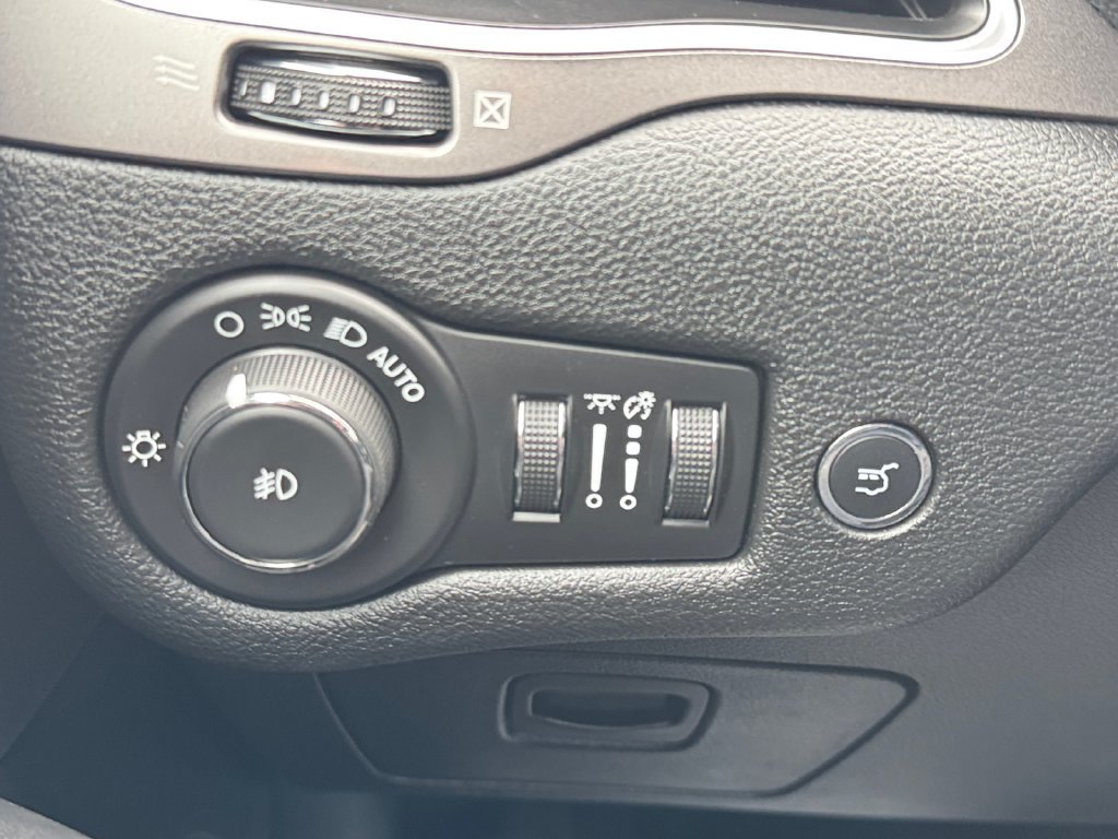Used 2019 Jeep Cherokee Latitude Plus w/ Comfort/Convenience Group AWD/4WD image 30