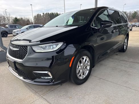 Used 2024 Chrysler Pacifica Touring-L image 3