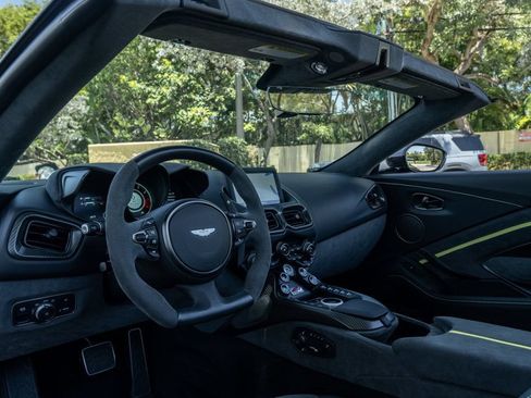 Used 2022 Aston Martin V8 Vantage Roadster RWD image 18
