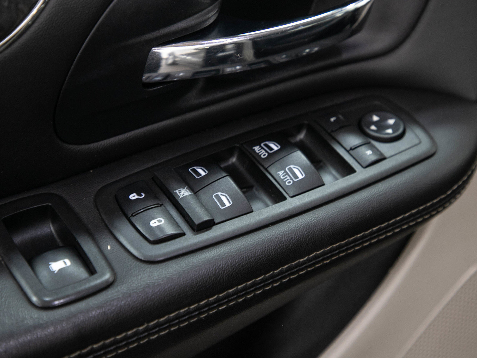 Used 2013 Chrysler Town & Country Touring FWD image 24