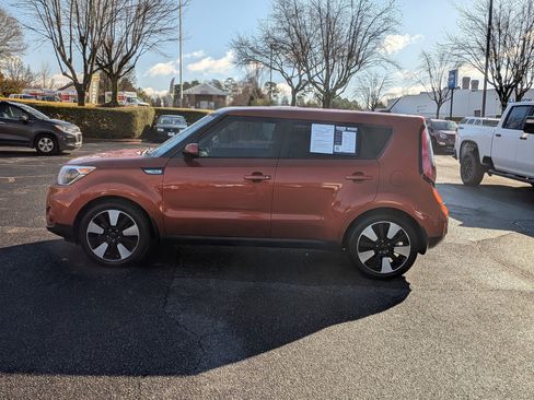 Used 2018 Kia Soul + image 6