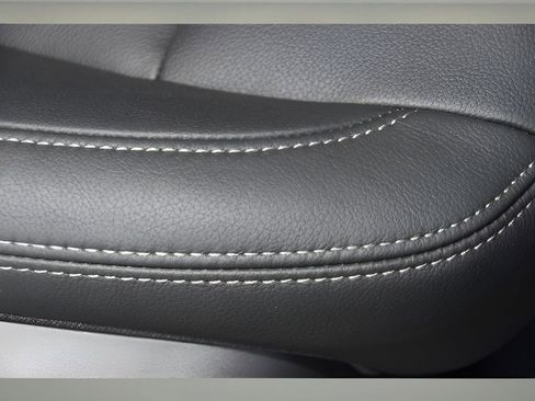 Certified 2025 Volvo XC40 B5 Core w/ Protection Package Premier image 32