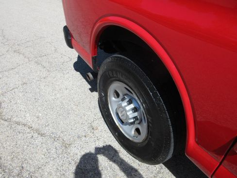 Used 2017 Chevrolet Express 2500 RWD image 20