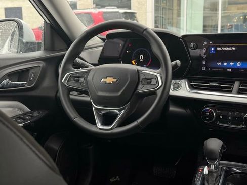 Used 2025 Chevrolet Trax LT w/ LT Convenience Package image 21