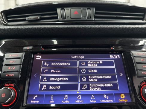 Used 2018 Nissan Rogue SV w/ Premium Package image 32