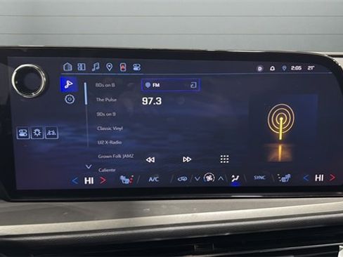 Used 2025 Chevrolet Traverse LT image 28