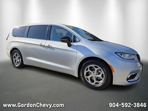 Used 2024 Chrysler Pacifica Limited FWD image 8