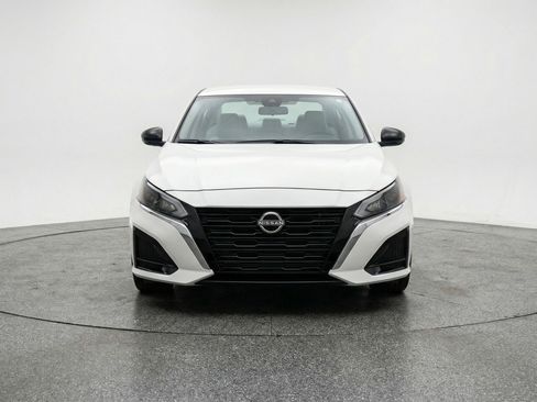 Used 2025 Nissan Altima 2.5 SV image 2
