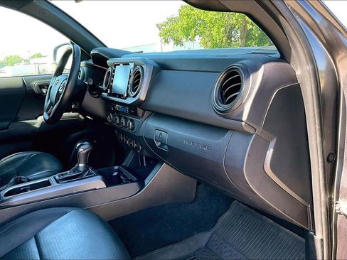 Used 2021 Toyota Tacoma TRD Sport w/ TRD Premium Sport Package AWD/4WD image 14