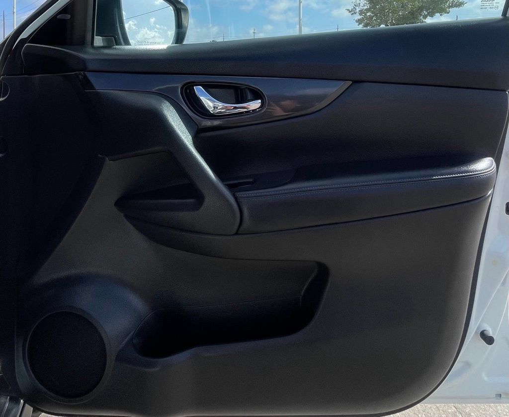 Used 2017 Nissan Rogue SV FWD image 29