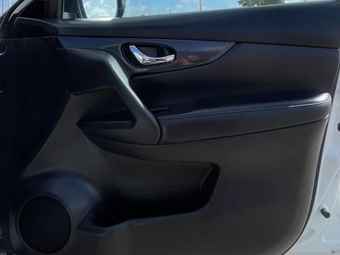Used 2017 Nissan Rogue SV FWD image 29