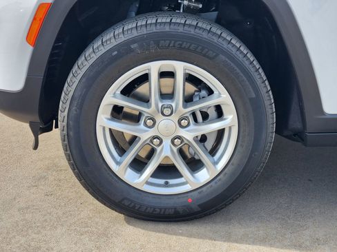 New 2025 Jeep Grand Cherokee Laredo image 11