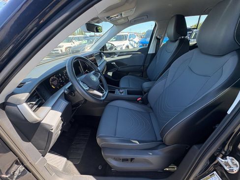 Used 2026 Volkswagen Tiguan SE FWD image 28