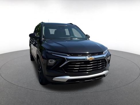 Used 2025 Chevrolet TrailBlazer LT AWD/4WD image 3