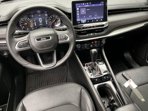 Used 2025 Jeep Compass Trailhawk AWD/4WD image 11