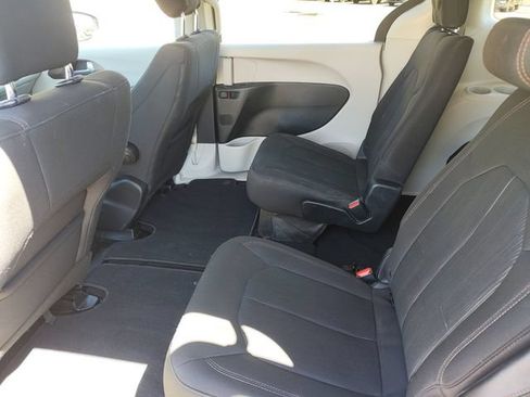 Used 2017 Chrysler Pacifica LX FWD image 11