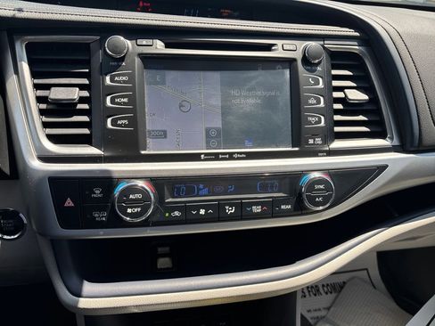 Used 2018 Toyota Highlander XLE AWD/4WD image 19