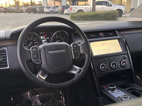 Used 2018 Land Rover Discovery SE image 28