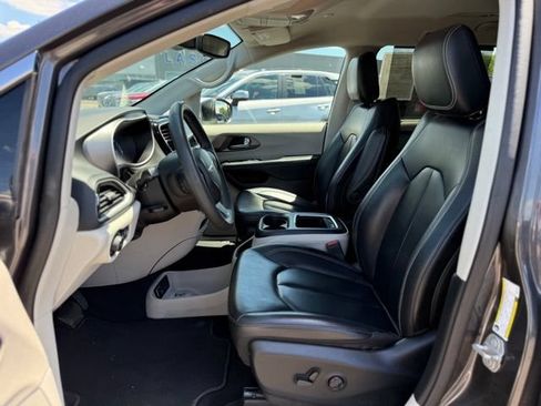 Used 2023 Chrysler Pacifica Touring-L FWD image 11