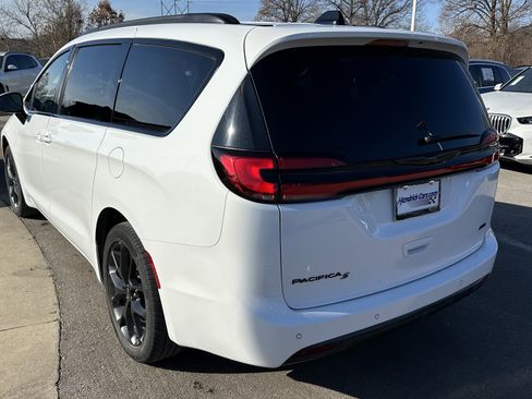 Used 2023 Chrysler Pacifica Touring-L w/ Uconnect Theater Family Group image 8