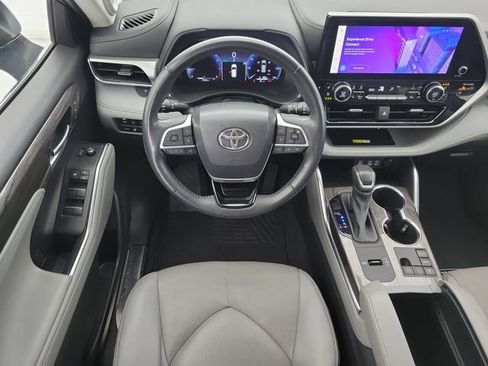 Used 2023 Toyota Highlander Platinum FWD image 18