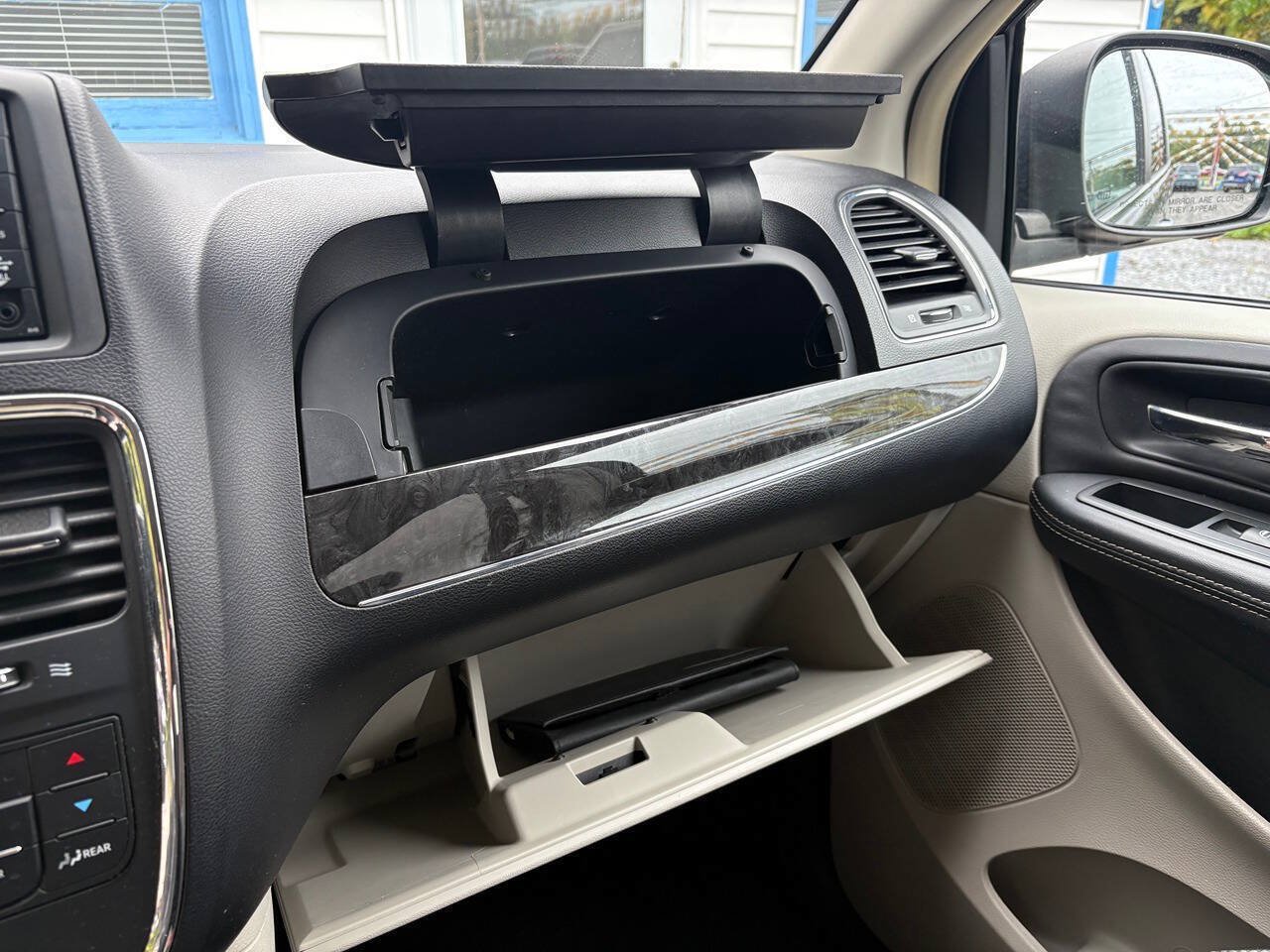 Used 2014 Chrysler Town & Country Touring-L w/ Driver Convenience Group FWD image 15