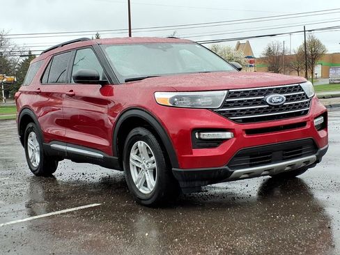 Used 2023 Ford Explorer XLT w/ Equipment Group 202A image 6