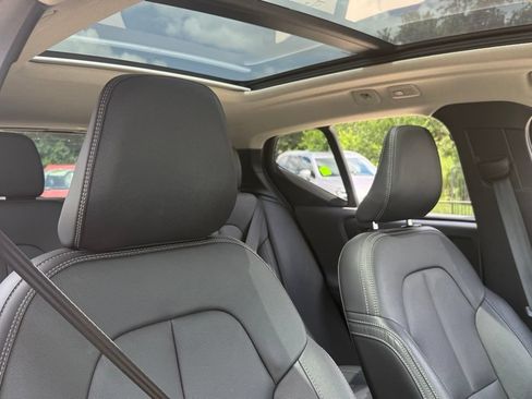 Used 2025 Volvo XC40 B5 Core AWD/4WD image 11