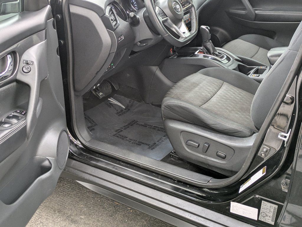 Used 2017 Nissan Rogue SV AWD/4WD image 28