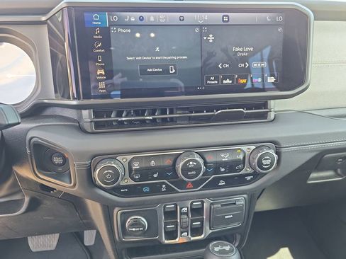 Used 2025 Jeep Wrangler Unlimited Sahara image 20