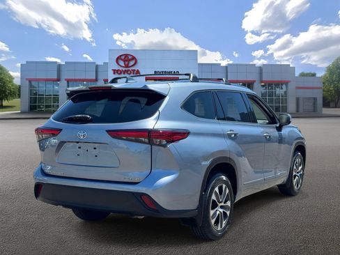 Used 2021 Toyota Highlander XLE AWD/4WD image 6