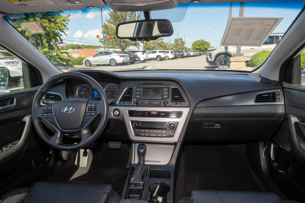 Used 2015 Hyundai Sonata Sport w/ Option Group 03 FWD image 18