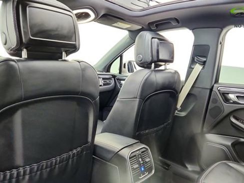 Used 2024 Porsche Macan AWD/4WD image 30