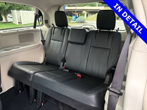 Used 2015 Chrysler Town & Country Touring FWD image 20