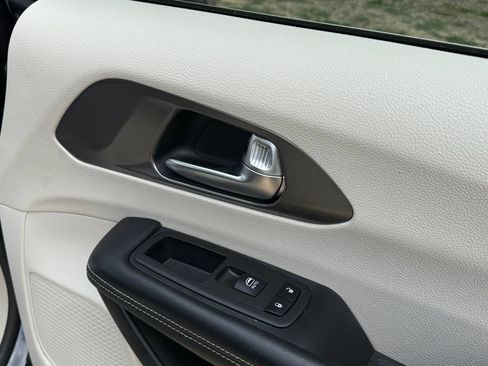 Used 2023 Chrysler Pacifica Touring-L FWD image 41