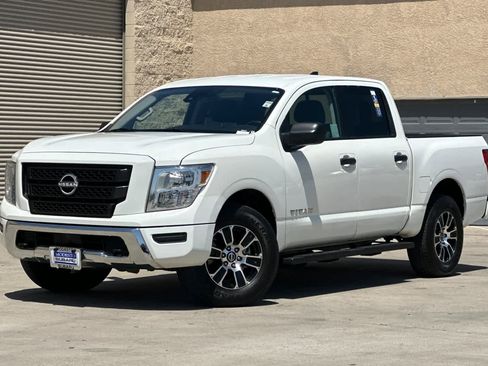Used 2023 Nissan Titan SV image 7