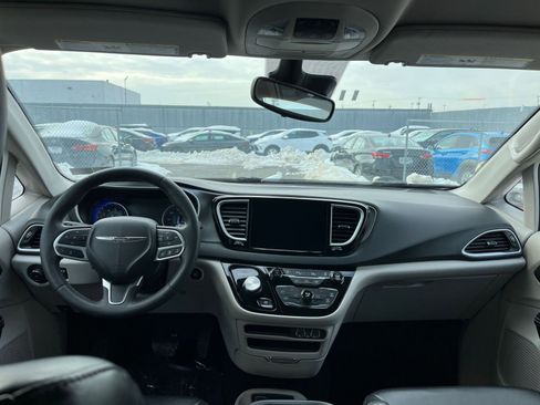 Used 2023 Chrysler Pacifica Touring-L image 34