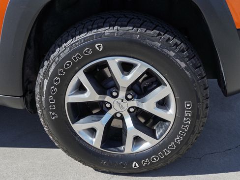 Used 2016 Jeep Cherokee Trailhawk w/ Leather Interior Group AWD/4WD image 13