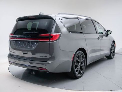 Used 2025 Chrysler Pacifica Limited FWD image 5