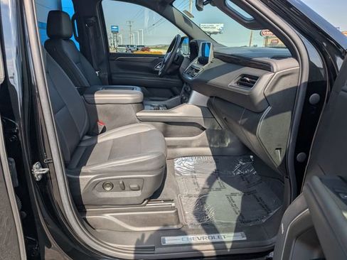 Used 2022 Chevrolet Suburban LT w/ Luxury Package AWD/4WD image 3